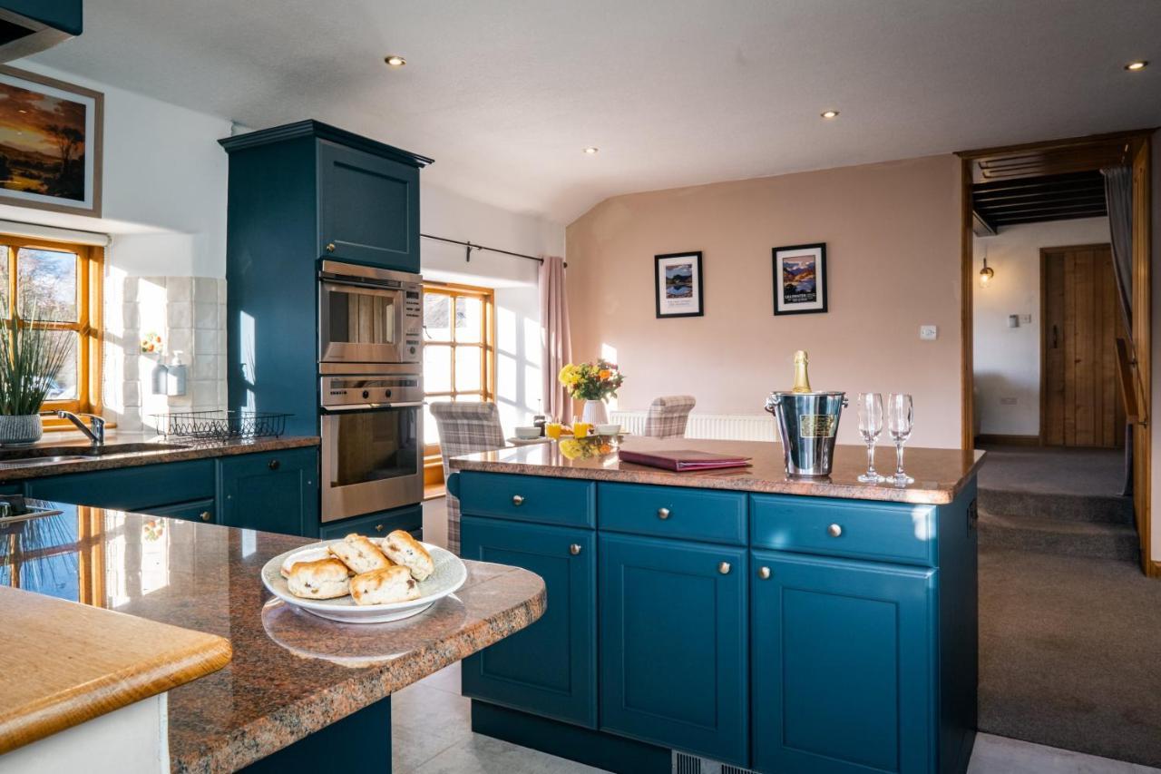 Stunning Cottage Grade 2 Listed With Parking And Hot Tub Bowness-on-Windermere Exterior foto