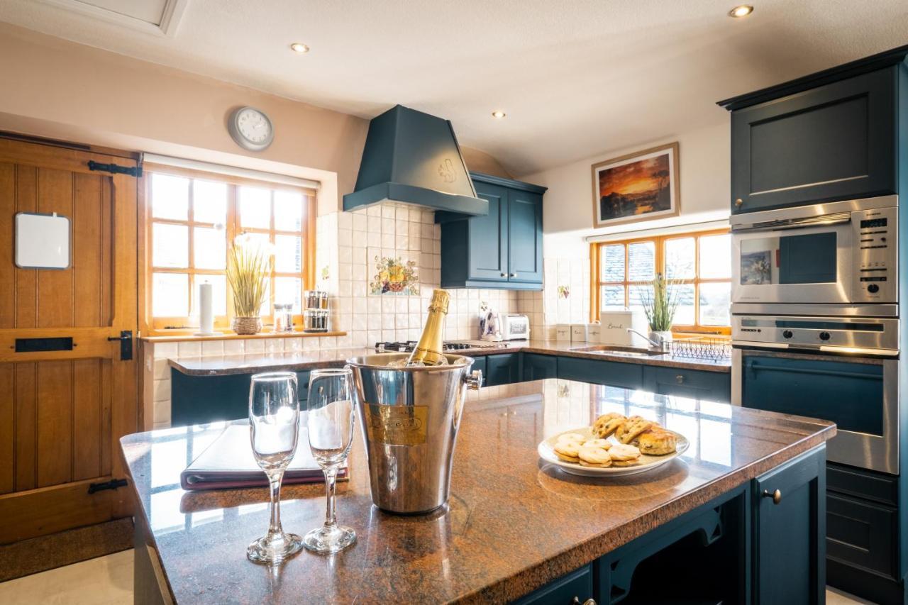 Stunning Cottage Grade 2 Listed With Parking And Hot Tub Bowness-on-Windermere Exterior foto